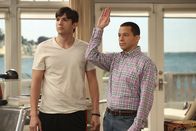 Two and a Half Men – Stehen vor einem Problem, als Sozialarbeiterin Ms. McMartin herausfindet, dass sie gar kein richtiges Pärchen sind: Walden (Ashton Kutcher, l.) und Alan (Jon Cryer, r.) ...