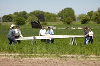 Mayday - Alarm im Cockpit – Binbrook, Ontario, Canada: Reenactment. Joshi and Ritter help place the broken tail section from Continental Express Flight 2574 onto two wooden sawhorses. Its distance from the main wreckage suggests it was one of the first pieces to fall from the plane before it plunged nearly 20,000 feet to the ground, killing everyone on board. Investigators discover that a crucial piece of the horizontal stabilizer is missing, and the screws meant to hold it in place look as if they were not inserted.