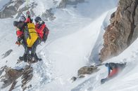 Der Bergdoktor – Martin (Hans Sigl, M.) ist nach Hans' (Heiko Ruprecht) Notruf schnell am Unfallort, um Lisa (Henriette Richter-Röhl, am Boden liegend) mit dem Heli zu bergen.