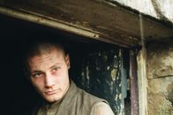 Wuthering Heights – Cathys älterer Bruder Hindley (Lee Shaw) hat nichts als Verachtung für Heathcliff übrig.