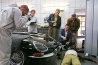 Die Rosenheim-Cops – Mord in der Oldtimerwerkstatt: Die Rosenheim-Cops (v.li.: Max Müller, Igor Jeftic, Dieter Fischer) ermitteln, wer Kfz-Meister Altmann (Statist) umgebracht hat.
