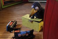 Siebenstein – Rabe Rudi wollte nur einmal Lokführer spielen, und nun ist Koffers selbst gebaute Eisenbahn kaputt.