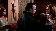 Graf Draculas große Liebe – v.li.: Elke (Mirta Miller), Count Dracula / Dr. Wendell Marlow (Paul Naschy), Karen (Haydée Politoff)