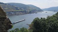 Entlang des Rheins – Der Rhein ist einer der wichtigsten Binnenschifffahrtswege Europas. Gleichzeitig ist er Ausflugsziel und Freizeitareal.