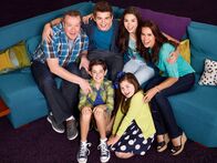 Die Thundermans – (L-R, zweite Reihe): Hank (Chris Tallman), Max (Jack Griffo), Phoebe (Kira Kosann), Barb (Rosa Balsi), (erste Reihe): Billy (Diego Velazquez) und Nora (Addison Riecke)