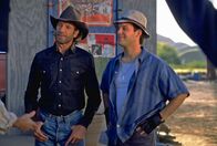 Tremors 2 - Die Rückkehr der Raketenwürmer – Als man Earl (Fred Ward,l.) von den Monsterwürmern, den Graboiden, erzählt, willigt er ein, sich gegen Bezahlung auf die Jagd zu begeben. Dabei begleitet ihn der Jungabenteurer Grady Hoover (Christopher Gartin), der durch die Graboidenjagd berühmt werden möchte.