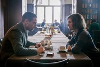 Babylon Berlin – Hauptkommissar Gereon Rath (Volker Bruch) und Kommissarsanwärterin Charlotte Ritter (Liv Lisa Fries) versuchen den Tod der Schauspielerin Betty Winter aufzuklären, die während den Dreharbeiten in den Babelsberger Filmstudios durch einen herabfallenden Scheinwerfer ums Leben kam.