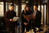 Castle – Als der Sohn eines russischen Diplomaten ermordet aufgefunden wird, ermitteln Beckett (Stana Katic, M.), Ryan (Seamus Dever, r.) und Esposito (Jon Huertas, l.) und finden sich schon bald in einem gefährlichen Spiel der internationalen Kriminalität wieder ...