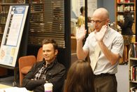 Community – Collegeleiter Pelton (Jim Rasch, r.) möchte den früheren Quaterback Troy auch in seinem Footballteam haben und engagiert Jeff (Joel McHale, l.), ihn dafür zu überreden ...