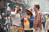Hangover 2 – Nachdem sie in einem schäbigen Hotelzimmer in einer fremden Stadt aufgewacht sind, merken Phil (Bradley Cooper, l.), Alan (Zach Galifianakis, M.) und Stu (Ed Helms, r.), dass sie sich nicht nur nicht mehr an die letzte Nacht erinnern können, sondern, dass auch einer aus ihrer Gruppe fehlt: ausgerechnet der Bruder von Stus baldiger Frau ...