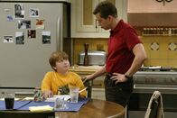 Two and a Half Men – Alan (Jon Cryer, r.) will seinem Sohn Jake (Angus T. Jones, l.) erklären, dass es besser ist die Hausaufgaben bereits am Freitag zu machen ...