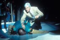 Diagnose: Mord – Buddy Blake (Tom DeLuise, l.) stürzt mit einem Messer im Rücken zu Boden. Dr. Sloan (Dick Van Dyke, r.) eilt ihm sofort zu Hilfe.