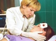 In aller Freundschaft – MDR Fernsehen IN ALLER FREUNDSCHAFT FOLGE 192, "Schicksalsschläge" Uhr. Annika Arndt (Samira Bedewitz, rechts) ist von der Leiter gefallen, und Dr. Kathrin Globisch (Andrea Kathrin Loewig) diagnostiziert ein schweres Schädelhirntrauma.