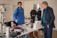 SOKO München – Arthur Bauer (Gerd Silberbauer, r.) und Dr. Weissenböck (Florian Odendahl, l.) werden am Tatort von Onur Yilmaz (Daniel Wittmann, hinten r.) und Roman Zenk (Andreas Borcherding, hinten l.) beobachtet.