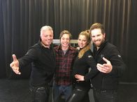Checker Tobi – Marc (links) und Alex (rechts) zeigen Tobi ihre Zauberwerkstatt, in der die Tricks entstehen.