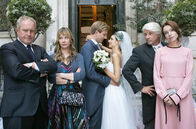 Hochzeit in Rom – Max (Matthias Zera) und Bianca (Federica Sabatini) freuen sich - ganz anders als ihre Eltern - auf die Märchenhochzeit. Fürstin Gioia (Stefania Rocca, re.) und Ehemann Vibaldo (Ricky Tognazzi) sowie Walter (Harald Krassnitzer, li.) und Ehefrau Eva (Ann-Kathrin Kramer) sind wenig begeistert.
