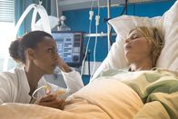 Notruf Hafenkante – Helen (Dennenesch Zoudé, l.) macht sich große Sorgen um Melanie (Sanna Englund, r.). Wird Melanie durch die Schussverletzung querschnittsgelähmt sein?