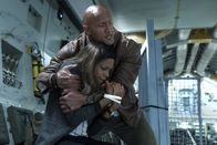 Rampage – L-R: Dr. Kate Caldwell (Naomie Harris) und Davis Okoye (Dwayne Johnson)