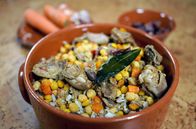 Zu Tisch ... – Codornizes com Arroz e Grão – Wachteln mit Reis und Kircherbsen