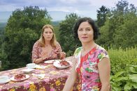 Die Rosenheim-Cops – Marie Hofer (Karin Thaler, l.) spürt, dass Miriam Stockl (Marisa Burger, r.) in dem aktuellen Fall nur die halbe Wahrheit sagt.