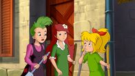Bibi Blocksberg – Bibi (r.), Schubia (l.) und Flauipaui (M.) wundern sich, wieso sie ihre Hexsprüche nicht im geheimnisvollen Finsterwald üben dürfen.