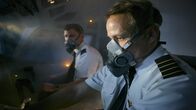 Mayday - Alarm im Cockpit – Im Frachtraum von Flug UPS 6 bricht Feuer aus. Als der Rauch ins Cockpit eindringt, bleibt Captain Lampe und First Officer Bell nicht mehr viel Zeit für eine Notlandung. (Reenactment)