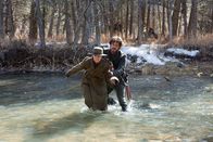 True Grit – Zwischen Mattie Ross (Hailee Steinfeld) und dem Mörder Tom Chaney (Josh Brolin) kommt es zum Kampf. Obwohl Mattie Tom verwundet, ist dieser stärker und kann sie überwältigen.