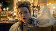 Extraordinary – Carrie (Sofia Oxenham) macht sich für ihr Date mit Graf Charles hübsch. Sie ist von ihm sehr angetan und sucht immer wieder das Zwiegespräch mit ihm. Ihre Möglichkeit, sein Wesen anzunehmen, begeistert sie sehr.