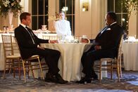 Suits – Die neu fusionierte Kanzlei steht vor großen Herausforderungen: Harvey (Gabriel Macht, l.) und Robert (Wendell Pierce) erkennen, dass die Interessen ihrer jeweiligen Mandanten im Konflikt zueinander stehen.