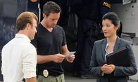 Hawaii Five-0 – Als Graham, der beschuldigt wird, seine Frau getötet zu haben flieht er und nimmt Geiseln. Danny (Scott Caan, l.) und Steve (Alex O'Loughlin, M.) werden mit dem Fall von Laura Hills (Kelly Hu, r.) vertraut gemacht ...