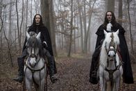 Versailles – Philipp von Orléans (Alexander Vlahos, l.); Ludwig XIV. (George Blagden, r.)