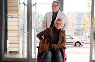 In aller Freundschaft – Hans-Peter Brenner (Michael Trischan) traut seinen Augen nicht, als plötzlich seine ehemalige Prüferin Dr. Sylvia Jessel (Esther Esche) in der Sachsenklinik auftaucht. Brenner ist damals zwei Mal durch ihre Prüfung gerauscht und entsprechend nervös reagiert er. Noch dazu hat die resolute und energische Frau ihre Diagnose schon selbst parat.