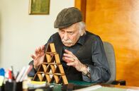 Rentnercops – Edwin Bremer (Tilo Prückner) baut ein Schokokekse-Haus.