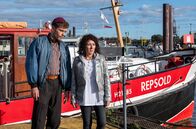 Großstadtrevier – Plötzlich ist die "Repsold", mit der Dirk Matthies vor Jahren aufs Meer gezogen ist, wieder in Hamburg. Harry Möller (Maria Ketikidou, r.) und Nils Sanchez (Enrique Fiß, l.) können sich das (noch) nicht erklären.; ARD GROSSSTADTREVIER XXXVII. STAFFEL, FOLGE 500, "Vendetta" Uhr im ERSTEN. Plötzlich ist die "Repsold", mit der Dirk Matthies vor Jahren aufs Meer gezogen ist, wieder in Hamburg. Harry Möller (Maria Ketikidou, r.) und Nils Sanchez (Enrique Fiß, l.) können sich das (noch) nicht erklären.