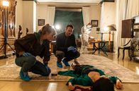 Tatort – Leo Hölzer (Vladimir Burlakov), und Pia Heinrich (Ines Marie Westernströer), untersuchen den Tatort. Eine junge Frau, Cora Reuters (Joy Maria Bai), ist in ihrem Haus überfallen und getötet worden.