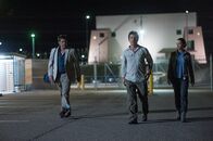 Sicario – Gemeinsam wollen Kate (Emily Blunt, r.), Matt (Josh Brolin, M.) und Alejandro (Benicio del Toro, l.) dem Drogenboss Diaz das Handwerk legen. Doch ziehen sie wirklich alle am selben Strang?