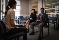 Elementary – Watsons (Lucy Liu, M.) Spion Emil Kurtz wurde von einem Auftragskiller ermordet, der das Ganze jedoch wie einen Raubüberfall aussehen ließ. Watson und Detective Bell (Jon Michael Hill, r.) erhoffen sich deshalb von der Zeugin Jordan Cleary (Sue Jean Kim, l.) einen Hinweis auf den Täter ...