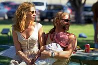 Erin Brockovich – Aus Nachbarn wurden sehr gute Freunde: Erin (Julia Roberts, l.) und George (Aaron Eckhart, r.) ...