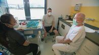 Lebensretter inside – Oberarzt & Stv. Leiter der Abteilung Neonatologie Prof. Dr. Matthias Knüpfer im Gespräch mit den Eltern Richard Waldmann & Phuong Anh Bui von Charly Huy Bui. Diagnose: Geburtskomplikationen nach Beckenendlage