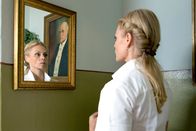 Zorn – Schwester Berit Steinherz (Susanna Simon) erscheint zum Dienst im Altenheim.