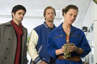 Der letzte Bulle – Andreas Kringge(Max Grill) und Mick Brisgau (Henning Baum) suchen Ute Kranerts (Melanie Blocksdorf) in der Werkstatt auf, um mehr über ihren toten geliebten zu erfahren.