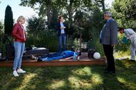Die Rosenheim-Cops – Pathologin Mai (Sina Wilke, M.) informiert die Kommissare Winter (Vanessa Eckart, l.) und Stadler (Dieter Fischer, r.) über die Todesursache: Der Fitnesstrainer Julian Safranski (Komparse) wurde vergiftet.