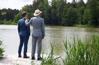 Sturm der Liebe – Werner (Dirk Galuba, r.) ist es am wichtigsten, dass Robert (Lorenzo Patané, l.) wieder glücklich wird.