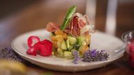 Zu Tisch ... – Zu Tisch Vaucluse – Frankreich Melonentartar mit Zucchini, Gurke und Avocado Copyright: SRF/Berlin Producers Media/Steffen Bohnert