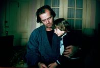 Shining – Der kleine Danny (Danny Lloyd, l.) fühlt sich in seiner neuen Umgebung nicht sehr wohl. Sein Vater Jack (Jack Nicholson, r.) versucht, ihn zu beruhigen ...