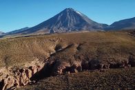 Magische Anden – Der Licancabur ist ein 5920 m hoher inaktiver Vulkan auf der Grenze zwischen Bolivien und Chile und überragt die Atacamawüste.
