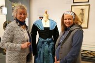 Hoagascht – Moderatorin Christina Oemmer (rechts) in der Trachtenausstellung des Bergbau- und Gotikmuseums Leogang