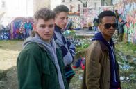 Die Welt von morgen – In Seine-Saint-Denis lernen Bruno, Franck und Didier (v.l.n.r.: Anthony Bajon, Victor Bonnel, Melvin Boomer), wie man Graffiti sprüht, rappt und tanzt.