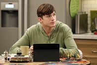 Two and a Half Men – Nachdem Lyndsey mit Alan Schluss gemacht hat, wird Alan zum Stalker. Walden (Ashton Kutcher) versucht alles, ihn davon abzubringen, und hat schließlich eine ganz besondere Idee ...
