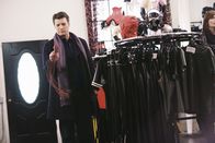 Castle – Der neue Fall führt Richard Castle (Nathan Fillion) in einen Zubehörladen für Dominas.